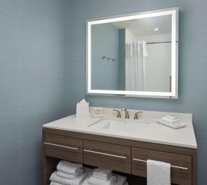 Home2 Suites By Hilton Pompano Beach Pier, Fl的一间浴室