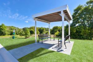 Home2 Suites By Hilton Grand Blanc Flint, Mi外面的花园