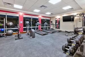 Home2 Suites By Hilton Grand Blanc Flint, Mi的健身中心和/或健身设施