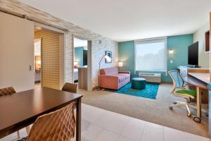 Home2 Suites By Hilton Grand Blanc Flint, Mi的电视和/或娱乐中心