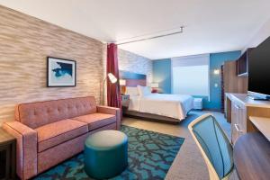 大布兰克Home2 Suites By Hilton Grand Blanc Flint, Mi的配有沙发和床的酒店房间 更多24张照片