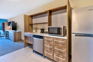 Home2 Suites By Hilton Grand Blanc Flint, Mi的厨房或小厨房
