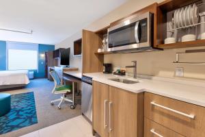 Home2 Suites By Hilton Grand Blanc Flint, Mi的厨房或小厨房