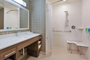 Home2 Suites By Hilton Grand Blanc Flint, Mi的一间浴室