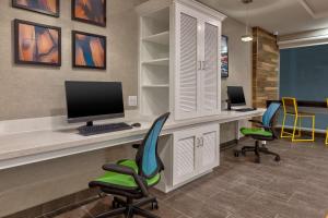 Home2 Suites By Hilton Grand Blanc Flint, Mi的电视和/或娱乐中心
