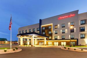 eine Außenansicht eines Hotels mit amerikanischer Flagge in der Unterkunft Hampton Inn Lebanon, IN in Lebanon