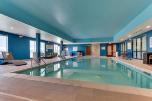 una gran piscina en una habitación de hotel en Hampton Inn Lebanon, IN en Lebanon