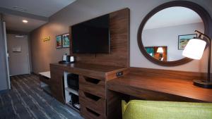 uma sala de estar com televisão e espelho em Hampton Inn & Suites St Clairsville, Oh em Saint Clairsville