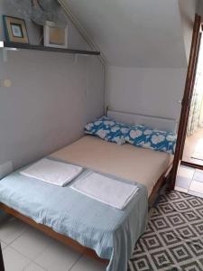 Ένα ή περισσότερα κρεβάτια σε δωμάτιο στο Apartments with parking space Razanj, Rogoznica - 22376