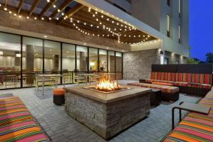 un patio con una hoguera en un edificio en Home2 Suites by Hilton New Brunswick, NJ en New Brunswick