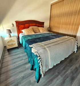 - une chambre avec un grand lit et une tête de lit en bois dans l'établissement Edificio Lynch Centrico - entrego FACTURA, à Iquique