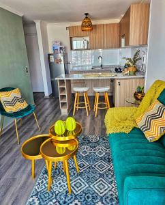 un soggiorno con divano e una cucina di Edificio Lynch Centrico - entrego FACTURA a Iquique