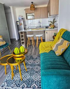 un soggiorno con divano blu e una cucina di Edificio Lynch Centrico - entrego FACTURA a Iquique