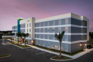 uma representação de um edifício de escritórios com estacionamento em Home2 Suites by Hilton Fort Myers Airport em Fort Myers