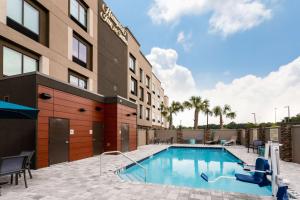 uma piscina em frente a um edifício em Hampton Inn & Suites Alachua I-75, FL em Alachua