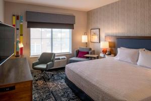 Habitación de hotel con cama y silla en Hampton Inn & Suites Huntington Downtown, Ny, en Huntington