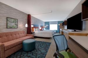 una camera d'albergo con divano e letto di Home2 Suites By Hilton Bryant, Ar a Bryant
