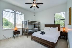 Ένα ή περισσότερα κρεβάτια σε δωμάτιο στο Elegant 3BR 3,5BA Holiday Home with Private Pool +22 φωτογραφίες