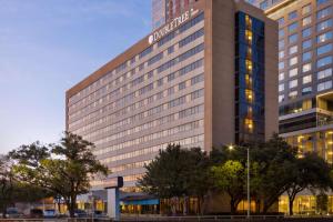 duży budynek z napisem w obiekcie DoubleTree by Hilton Houston Medical Center Hotel & Suites w mieście Houston