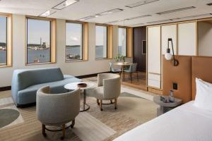 纽黑文Hotel Marcel New Haven, Tapestry Collection By Hilton的酒店客房配有一张床、一张沙发和椅子。