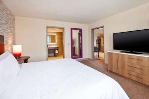 TV a/nebo společenská místnost v ubytování Home2 Suites By Hilton Grand Rapids South