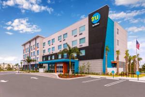 an exterior view of a hilton hotel at Tru By Hilton Port St Lucie Tradition in Port Saint Lucie