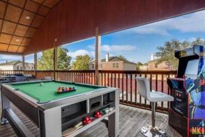 terraza con mesa de billar y videojuego en Villa in Grand Prairie with pool sauna hot tub and more, en Grand Prairie
