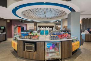 a food counter in a mall with a food cart at Tru By Hilton Greensboro, Nc in Greensboro