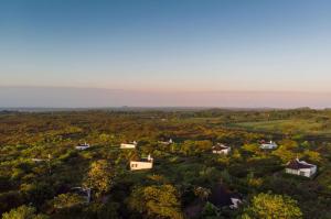 z powietrza widok na małą wioskę na wzgórzach w obiekcie Royal Palm Galapagos, Curio Collection Hotel by Hilton w mieście Bellavista