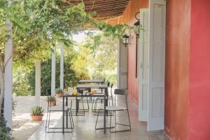 an outdoor patio with a table and chairs at Enlace Casa de Huespedes in Ciudad Lujan de Cuyo