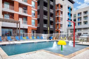 Tru By Hilton Galveston, Tx内部或周边的泳池