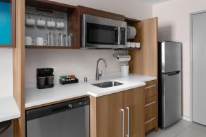 Kuchyň nebo kuchyňský kout v ubytování Home2 Suites By Hilton Hobbs