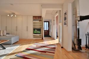 a living room with a couch and a rug at Ferienhaus Aalweg in Niendorf