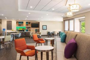 Ο χώρος του lounge ή του μπαρ στο Home2 Suites By Hilton Leesburg, Va