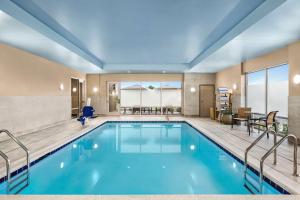 สระว่ายน้ำที่อยู่ใกล้ ๆ หรือใน Home2 Suites By Hilton Leesburg, Va