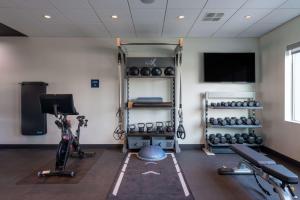 een kamer met een fitnessruimte met gewichten en een televisie bij Tru By Hilton Fayetteville Fort Bragg in Fayetteville