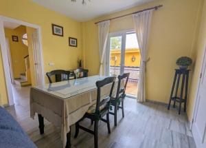 ein Esszimmer mit einem Tisch und einigen Stühlen in der Unterkunft Adosada en El Puerto Santa María in El Puerto de Santa María