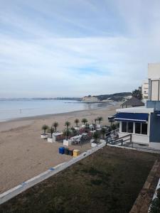 Blick auf einen Strand mit einem Haus und einem Gebäude in der Unterkunft Adosada en El Puerto Santa María in El Puerto de Santa María