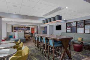 - une salle à manger avec une table et des chaises dans l'établissement Hampton Inn By Hilton Williams, à Williams