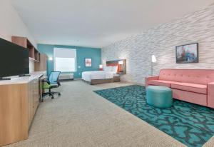 Camera con letto, divano e TV. di Home2 Suites By Hilton El Campo a El Campo