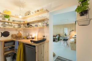 une cuisine avec des étagères en bois et un comptoir dans l'établissement Herthaquelle Lazy "Maileen", à Garz