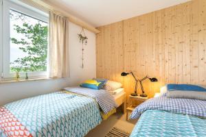 - une chambre avec 2 lits et une fenêtre dans l'établissement Herthaquelle Lazy "Maileen", à Garz