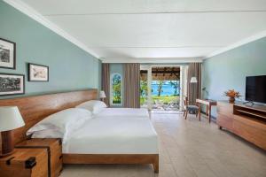 Postel nebo postele na pokoji v ubytování Outrigger Mauritius Beach Resort