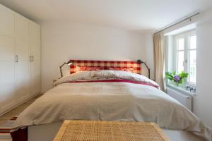 Un dormitorio con una cama grande con cabecero rojo. en Herthaquelle Wohnung 3 "Die Rose", en Garz