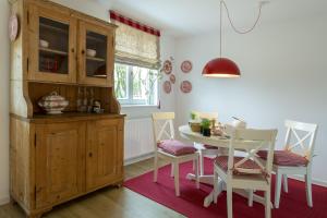 cocina con mesa y sillas y comedor en Herthaquelle Wohnung 3 "Die Rose", en Garz 15 fotos más