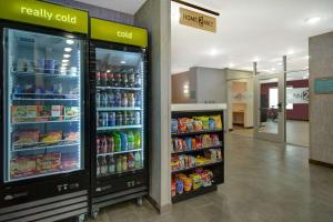 un magasin avec deux réfrigérateurs avec de la nourriture et des boissons dans l'établissement Home2 Suites By Hilton Grand Rapids Airport, à Kentwood