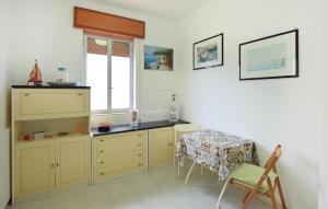 cocina con mesa, mesa y ventana en Lovely Home In Marina Di Modica With Jacuzzi, en Marina di Modica