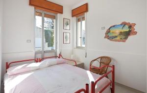 1 dormitorio con 1 cama y 2 ventanas en Lovely Home In Marina Di Modica With Jacuzzi, en Marina di Modica