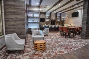 uma sala de espera com cadeiras e uma mesa em Hampton Inn & Suites By Hilton- Newark Airport Elizabeth em Newark