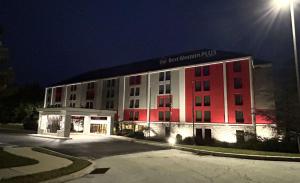 a large building with a red light on it at night at Best Western Plus Heritage Rail Inn & Suites in York